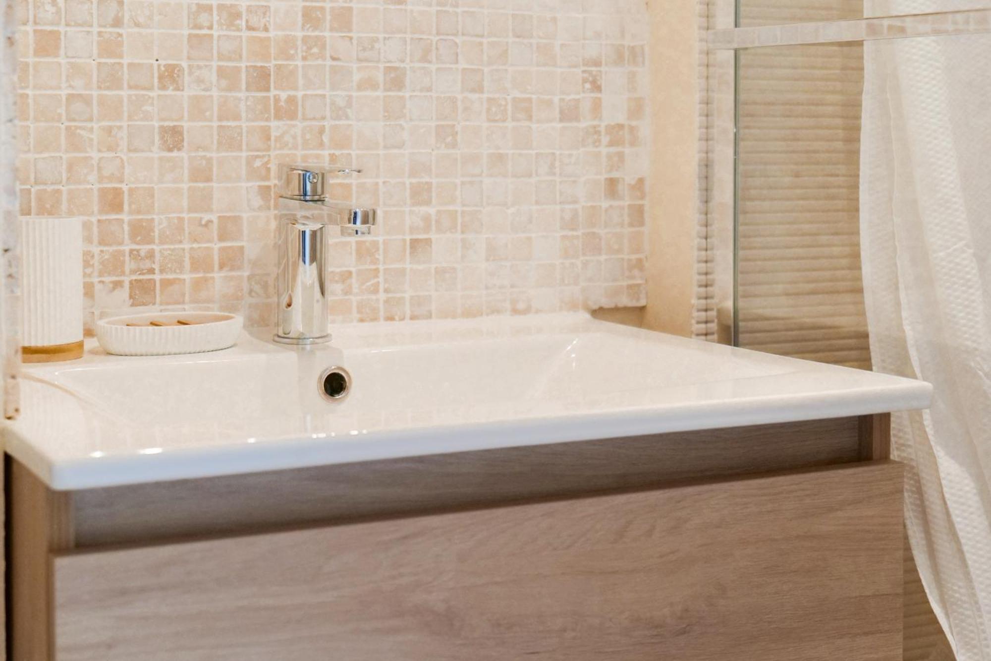 Appartement Renove Avec Gout Et Idealement Situe A Deux Pas Du Remblai 莱萨布勒-多洛讷 外观 照片